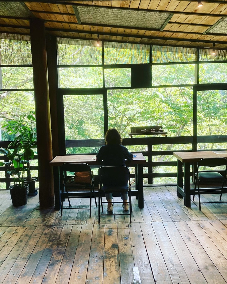 リトリート ひとリート 一人時間 都内 東京 ずらしスポット 鳩ノ巣駅 奥多摩 渓谷 カフェ KIKORI CAFE TOKYO 店内