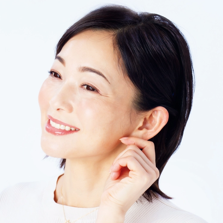 耳の反射区を押している女性