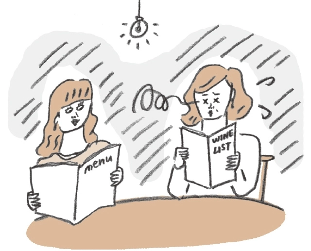 薄暗いレストランではメニューがほとんどかすんで見えない