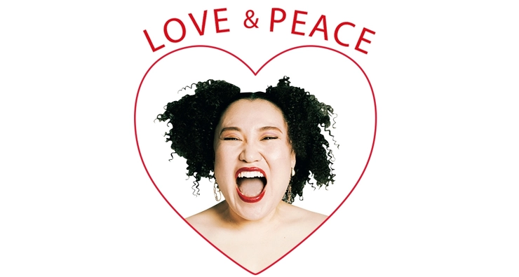 笑顔のバービーさん。頭上に「Love & Peace」の文字