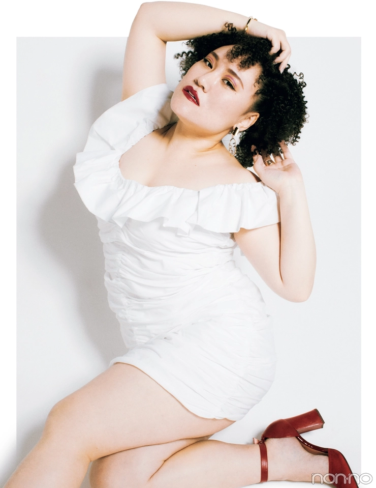 白いタイトなドレス姿のバービーさん