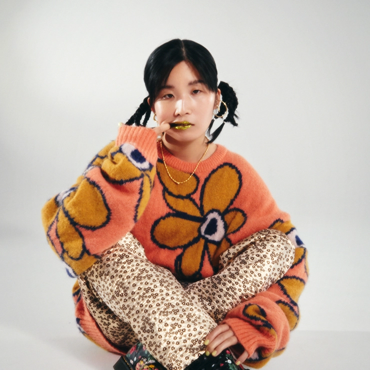 マナが体育座りしたり笑顔を向けているGIF