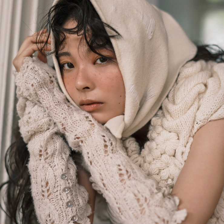 頬杖をつくようなポーズの川口ゆりなさん