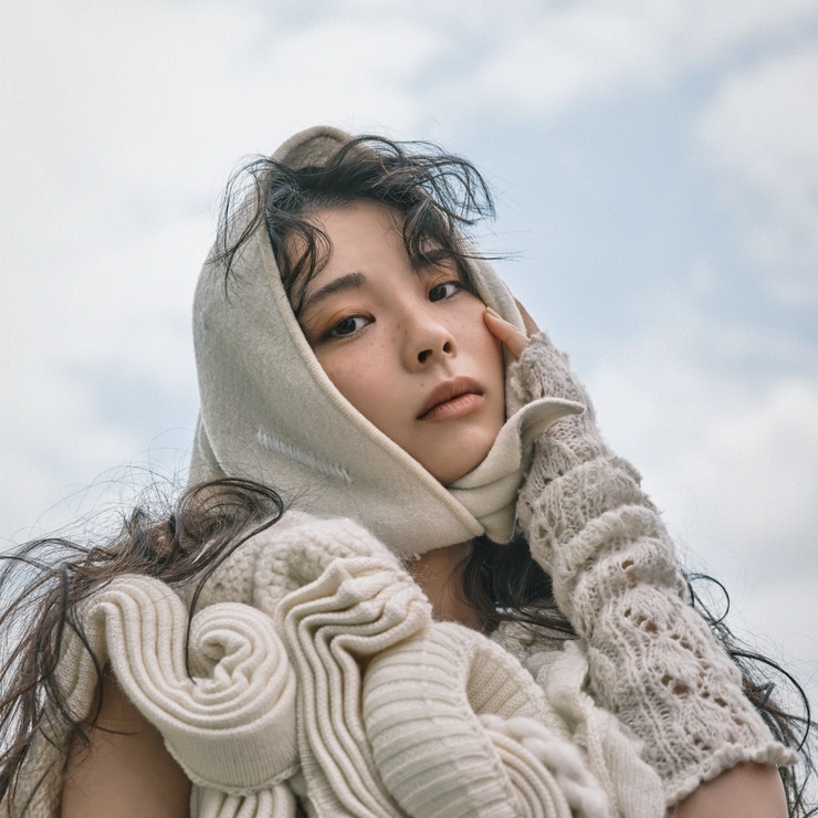 空を背に立つ川口ゆりなさん