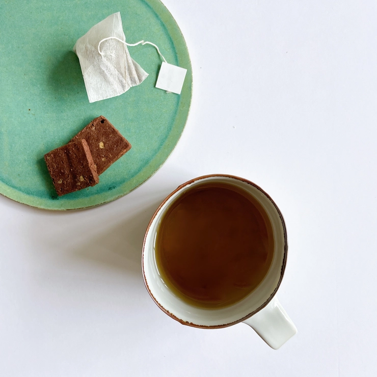 「MIMOSAS tea」を淹れたカップと洋菓子