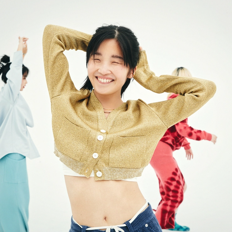 マナが笑顔でポーズをとっている