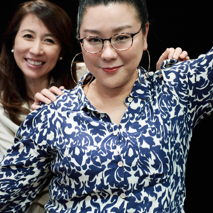 ジェーン・スーさんと堀井美香さんが戯れるカット