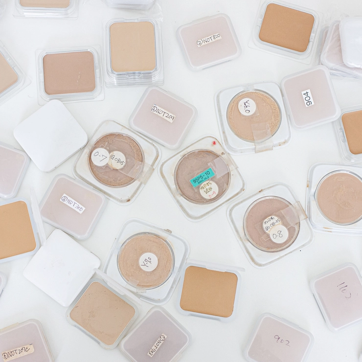 吉川さんの試作したファンデーションの数々