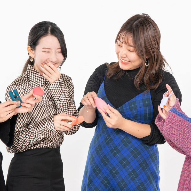 セルフプレジャーアイテムについて楽しげに語り合う参加者たち