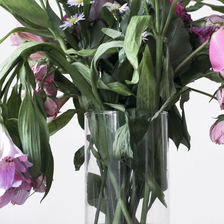 萎れてうなだれる、花瓶に生けられた花