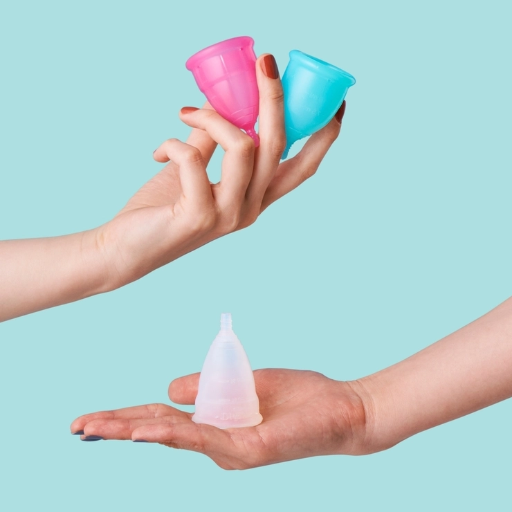 3種類の月経カップを持つ女性の手の画像