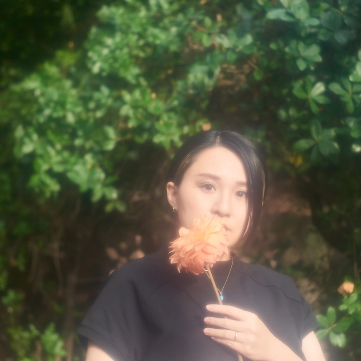 シオリーヌさんがお花を持っているカット