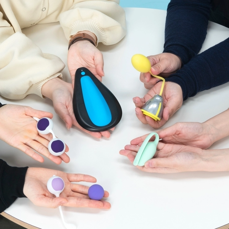 可愛い見た目の腟トレグッズにテンションが上がる4人。